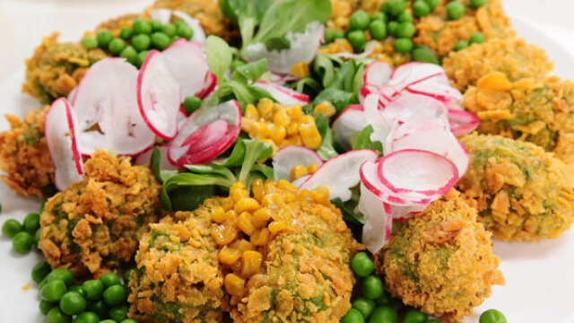 Falafel z zielonego groszku z płatkami kukurydzianymi