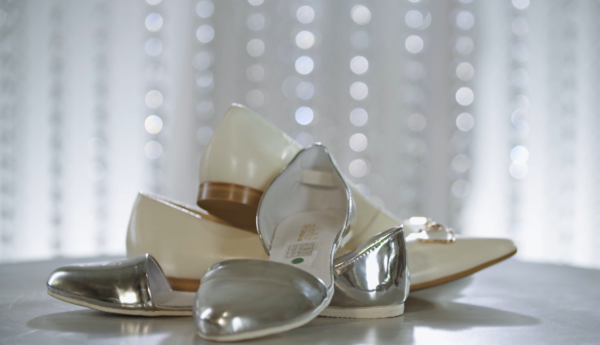 "Pary młode ponad miarę": płaskie buty do sukni ślubnej? Wygodny i praktyczny wybór